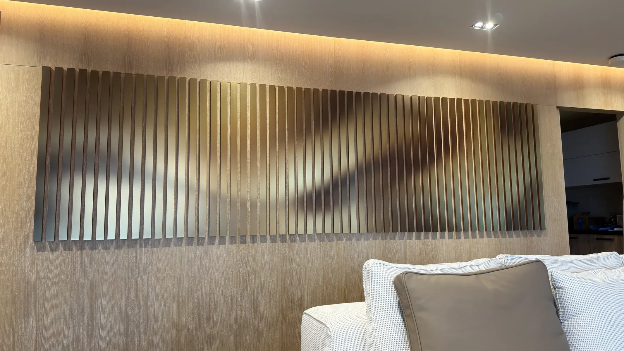 Portofino II — Relieve en sala residencial